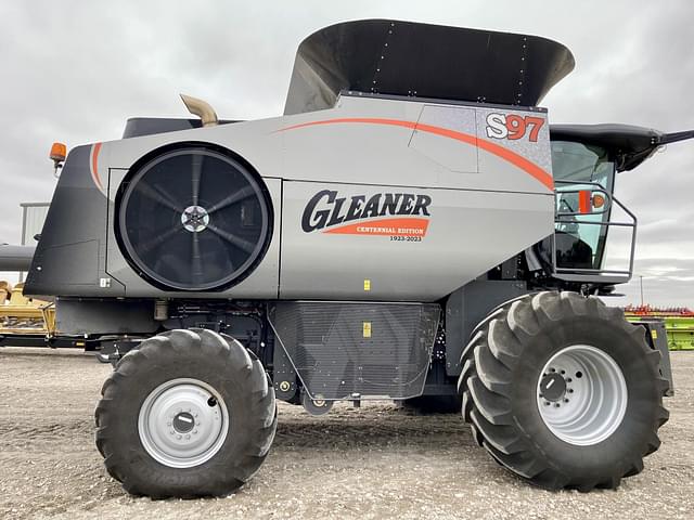 Image of Gleaner S97 equipment image 1