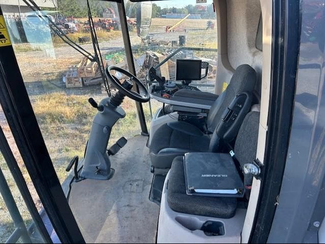 Image of Gleaner S97 equipment image 2