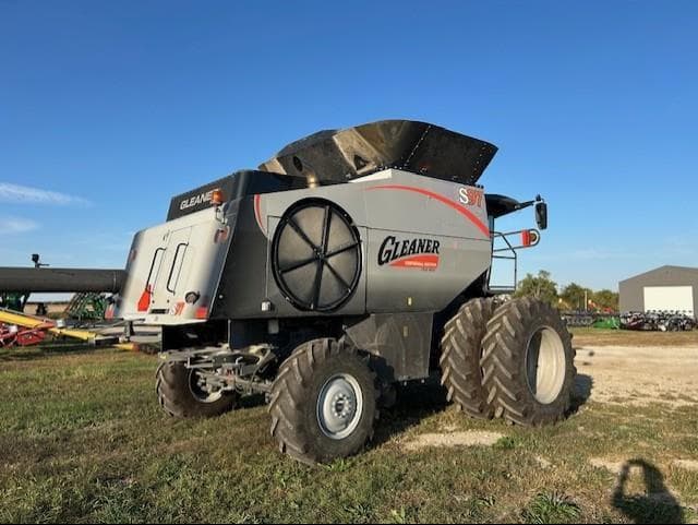 Image of Gleaner S97 equipment image 4