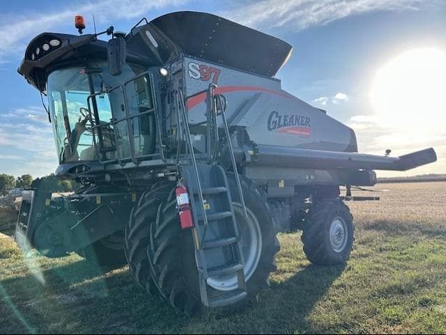 Image of Gleaner S97 equipment image 3