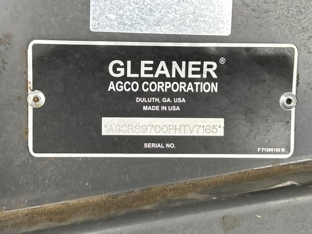 Image of Gleaner S97 equipment image 2