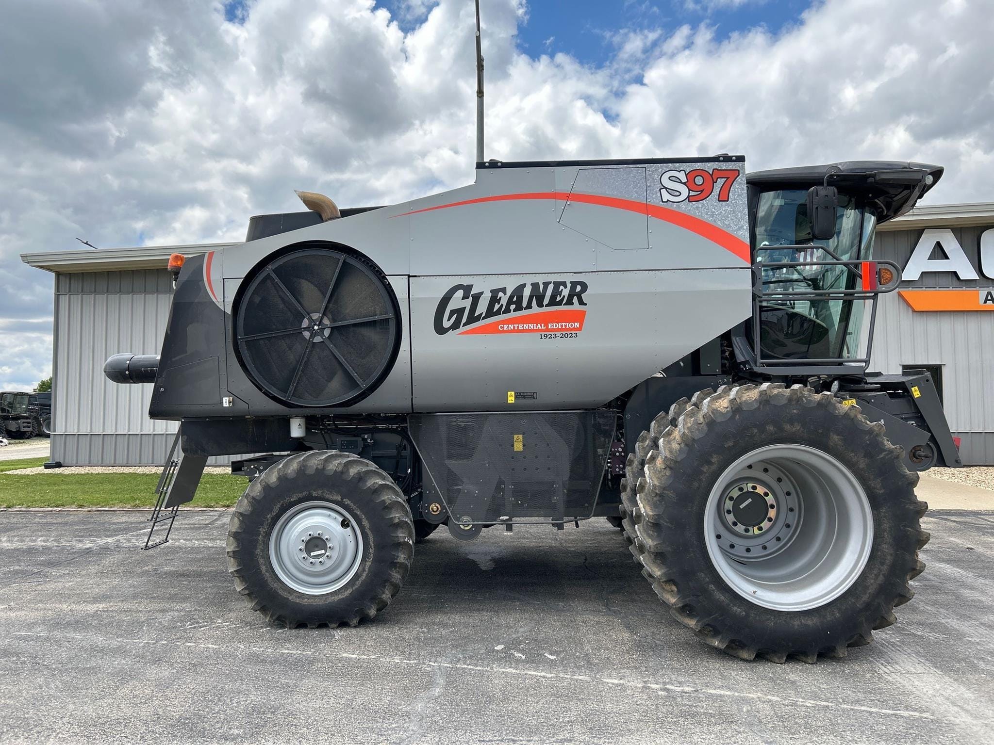 2023 Gleaner S97 Equipment Image0