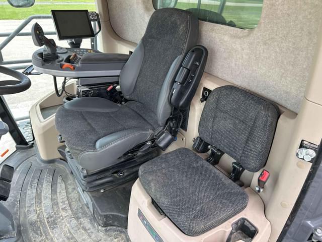 Image of Gleaner S97 equipment image 3