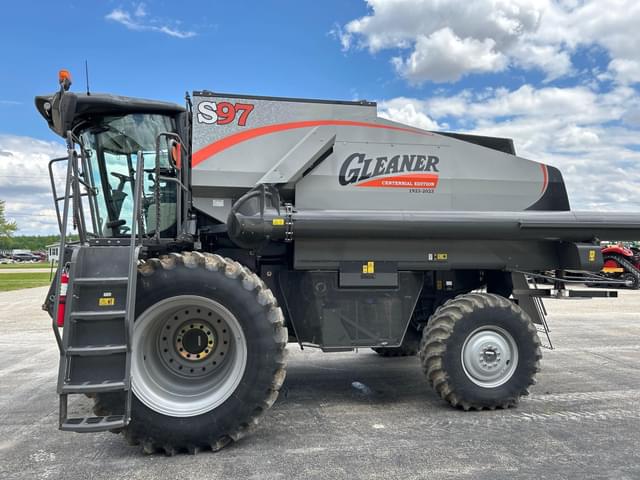 Image of Gleaner S97 equipment image 4