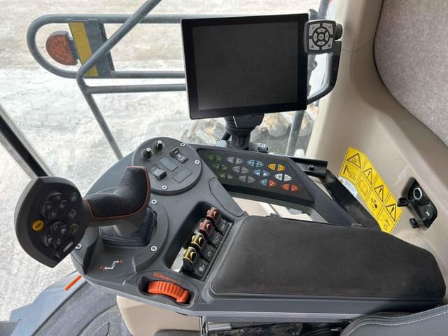 Image of Gleaner S97 equipment image 4