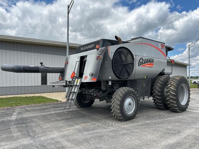 Image of Gleaner S97 equipment image 1