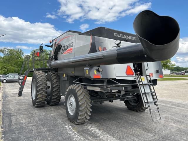 Image of Gleaner S97 equipment image 3