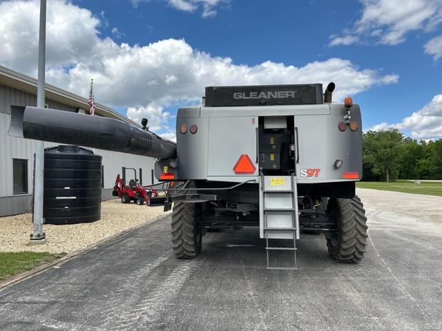 Image of Gleaner S97 equipment image 2
