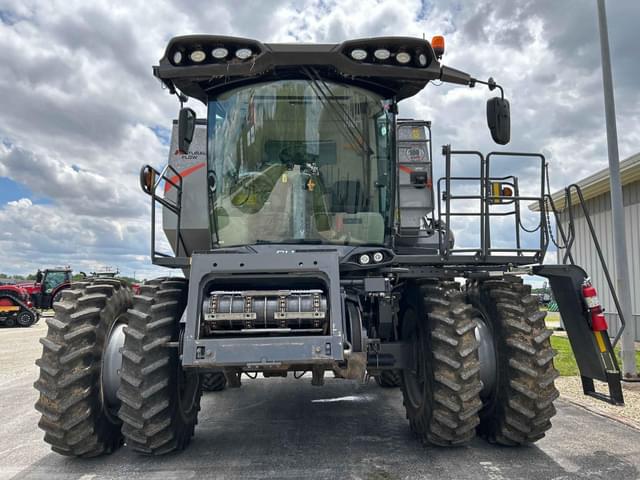 Image of Gleaner S97 equipment image 1