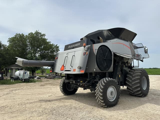 Image of Gleaner S98 equipment image 4