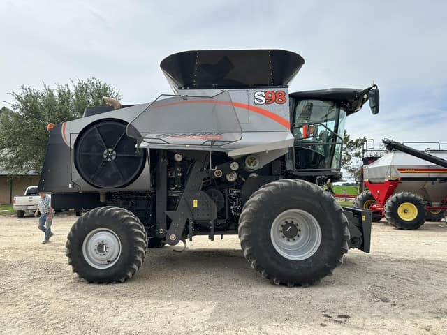Image of Gleaner S98 equipment image 3