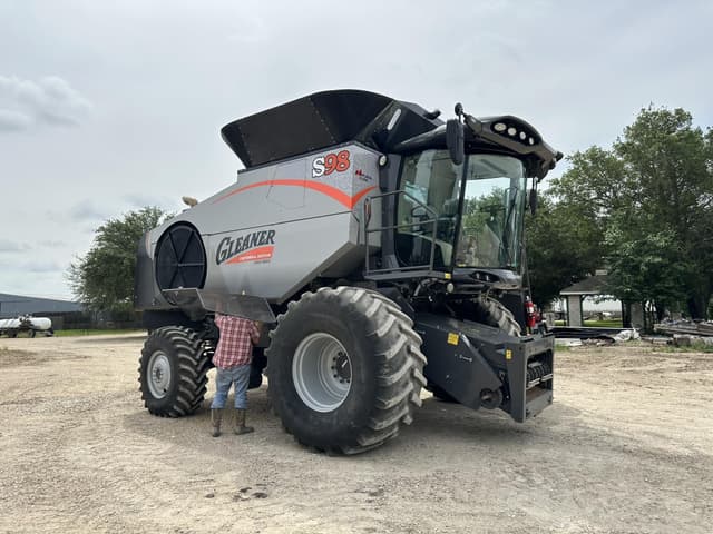 Image of Gleaner S98 equipment image 2