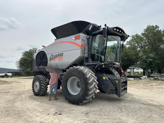 Image of Gleaner S98 equipment image 2