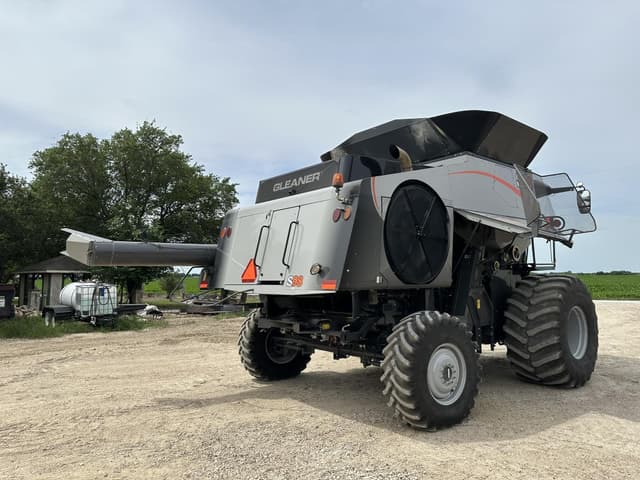 Image of Gleaner S98 equipment image 4