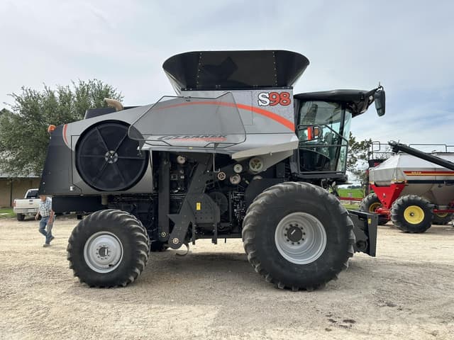 Image of Gleaner S98 equipment image 3