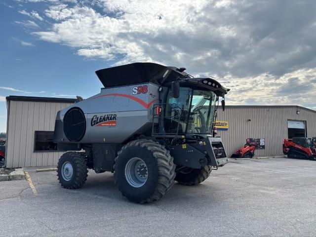Image of Gleaner S98 equipment image 1