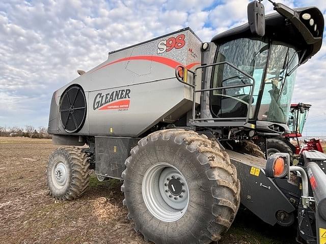 Image of Gleaner S98 equipment image 1
