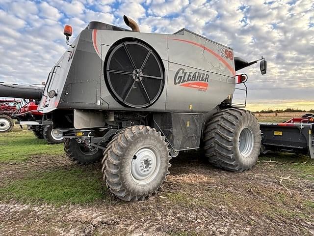 Image of Gleaner S98 equipment image 3