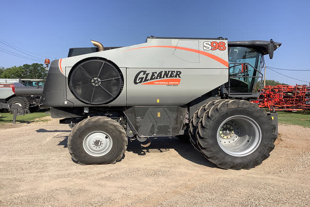 Image of Gleaner S98 equipment image 2