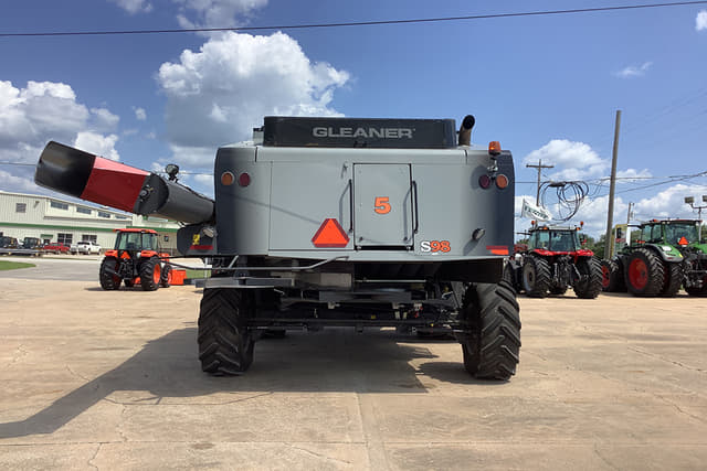 Image of Gleaner S98 equipment image 1