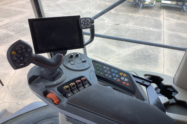 Image of Gleaner S98 equipment image 3