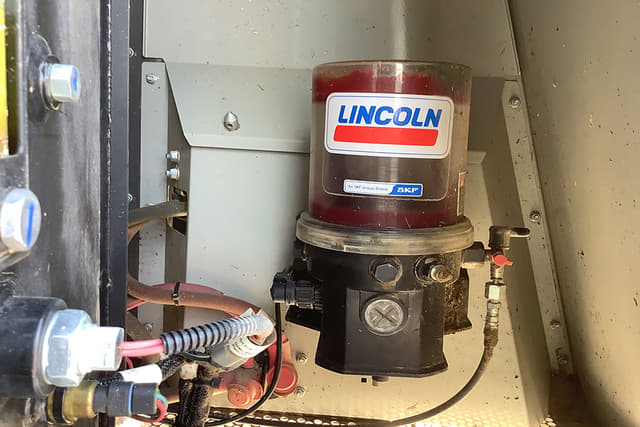 Image of Gleaner S98 equipment image 2