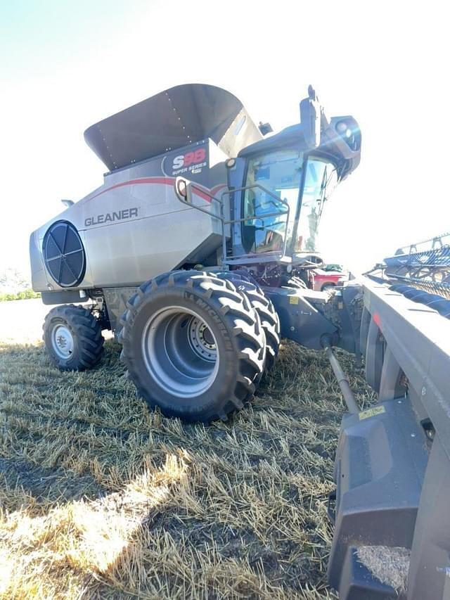 Image of Gleaner S98 equipment image 2