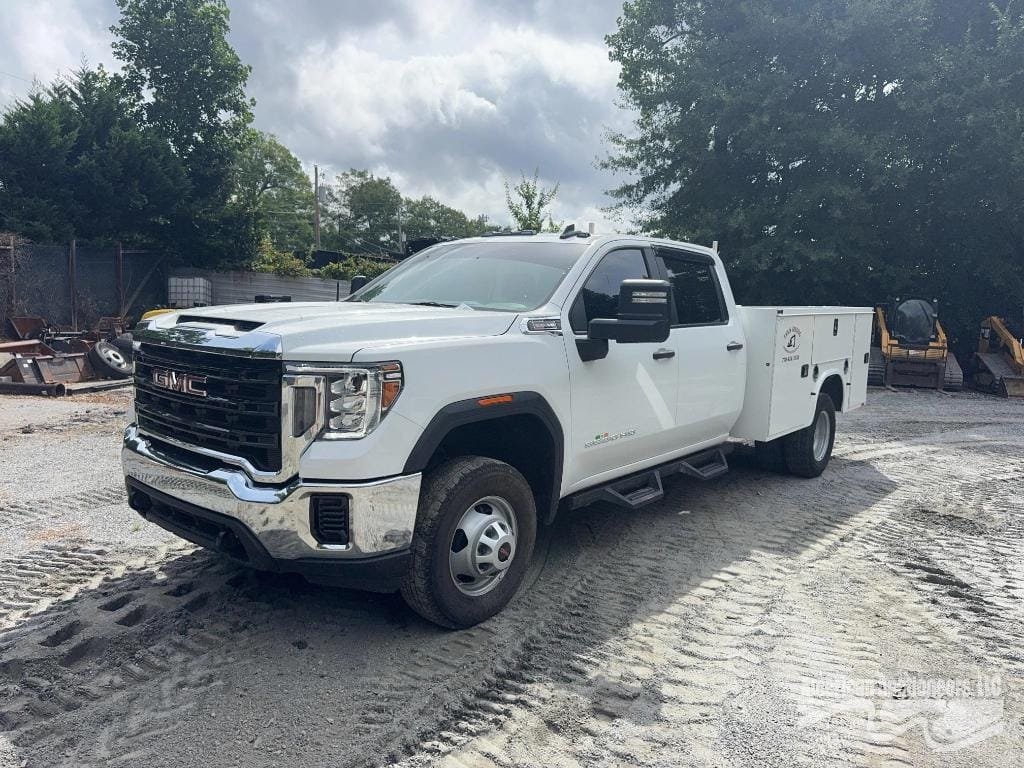 2023 GMC 3500HD Equipment Image0
