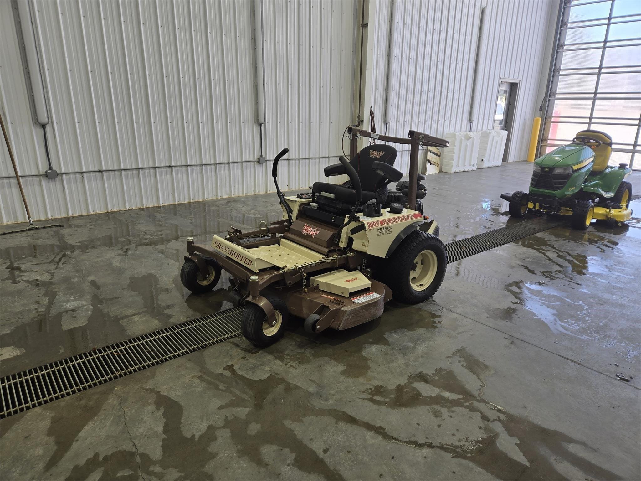 2023 Grasshopper 300V Equipment Image0