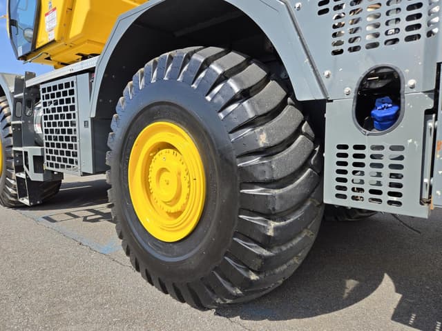 Image of Grove GRT8100 equipment image 3
