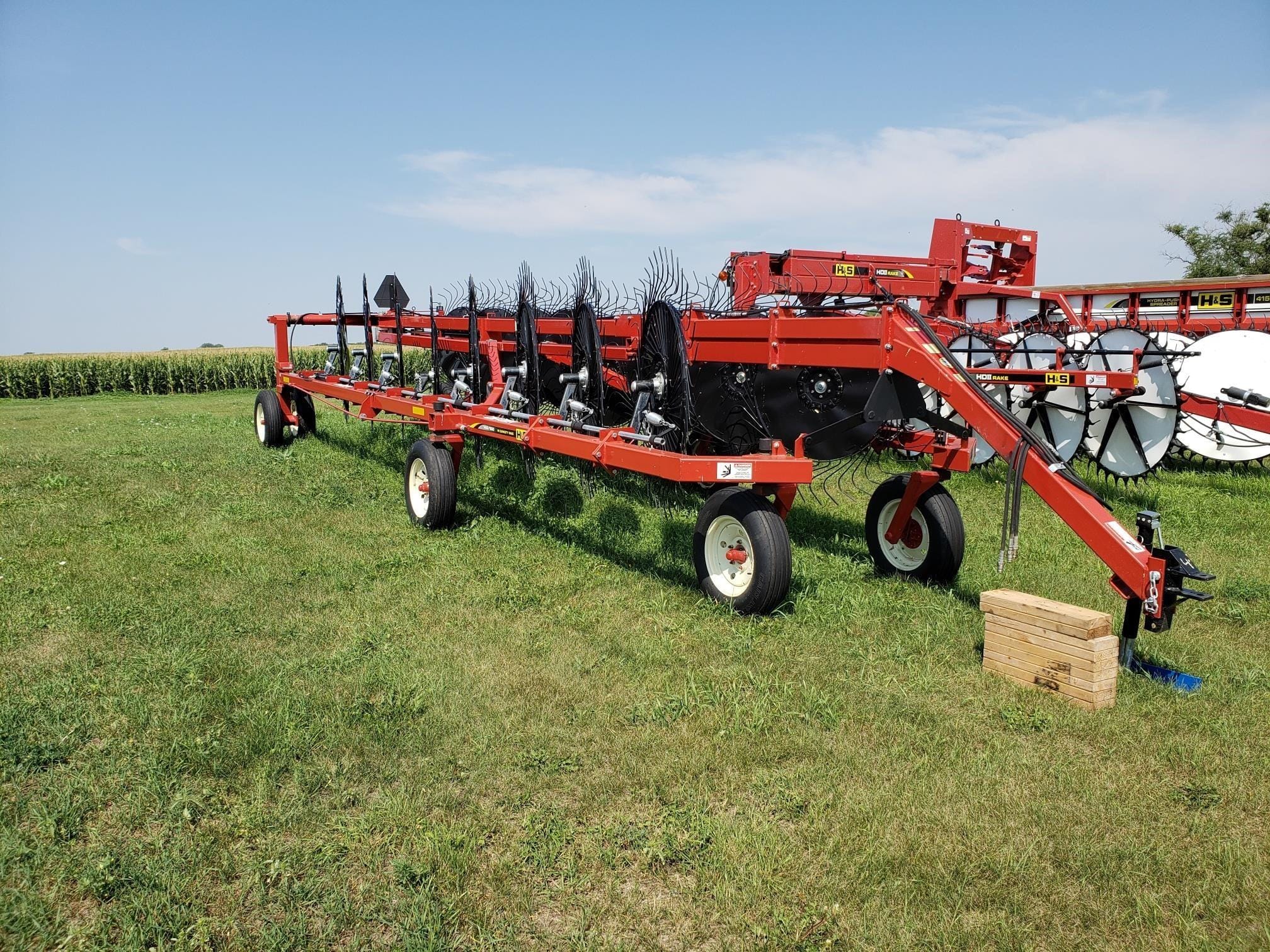 2023 H&S HC5116 Equipment Image0