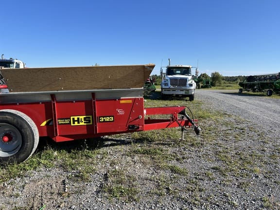 2023 H&S 3123 Equipment Image0