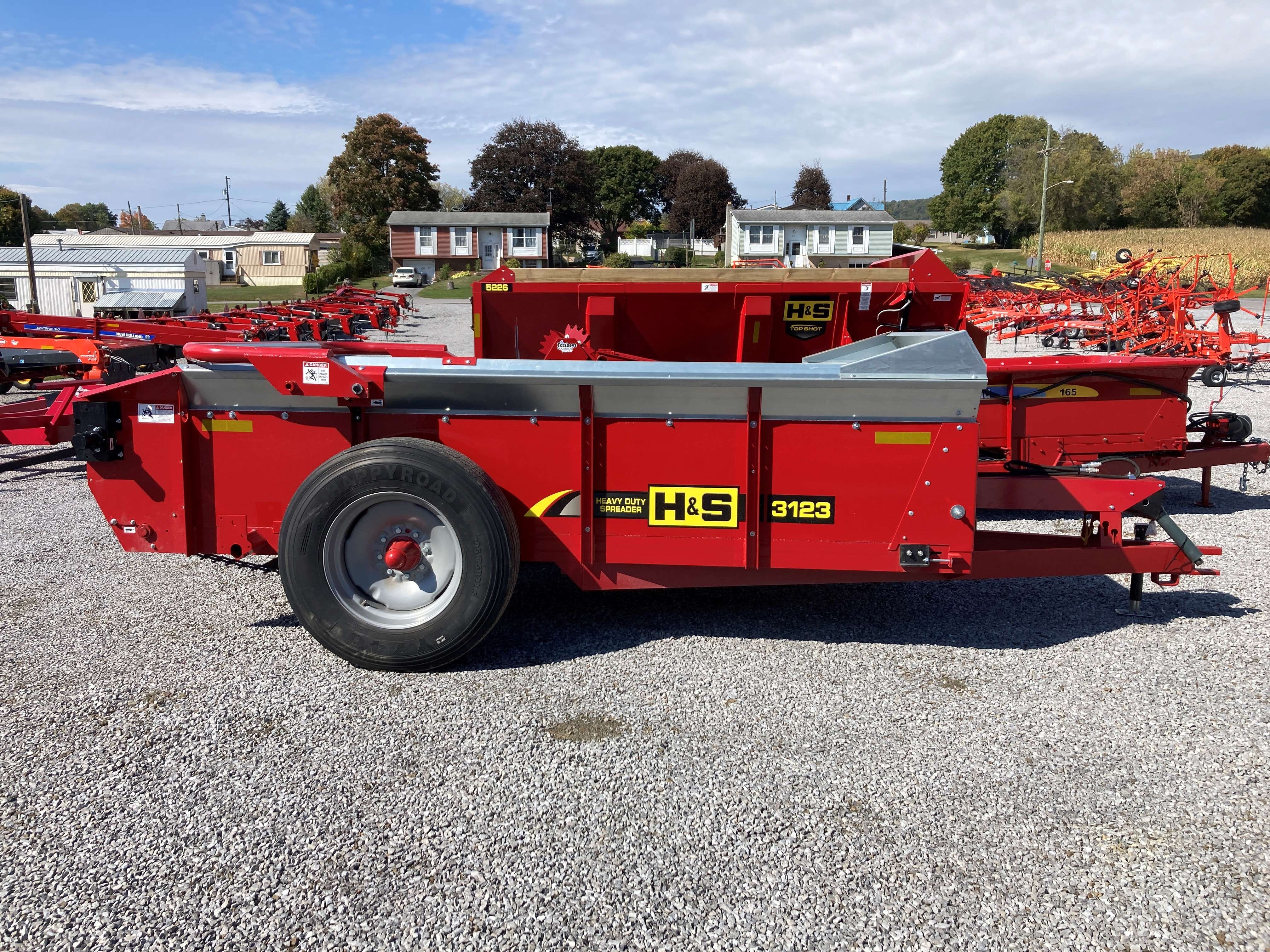 2023 H&S 3123 Equipment Image0