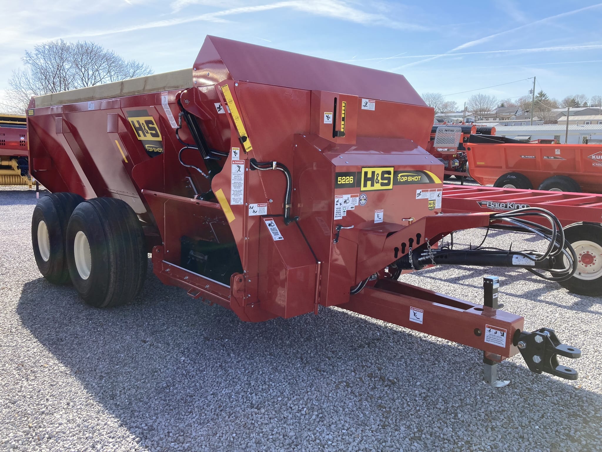 2023 H&S 5226 Equipment Image0