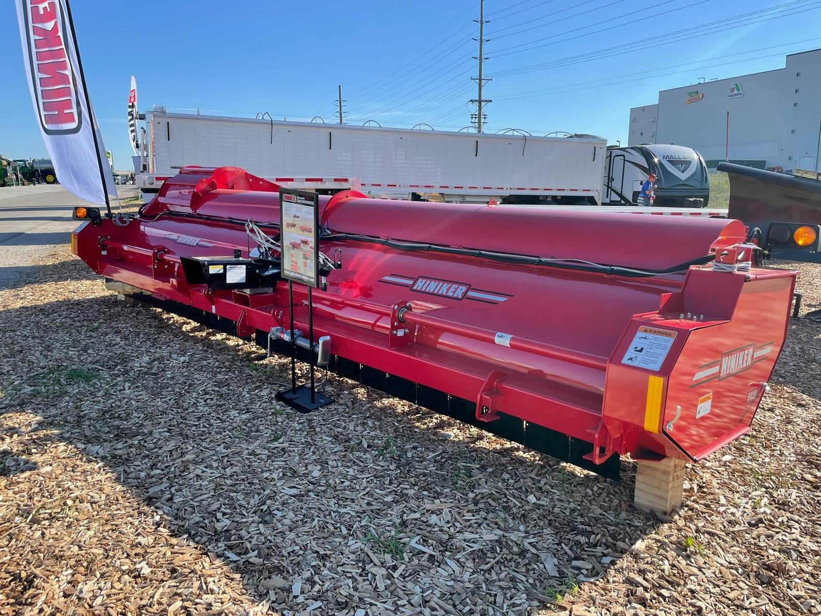 2024 Hiniker 5620 Equipment Image0