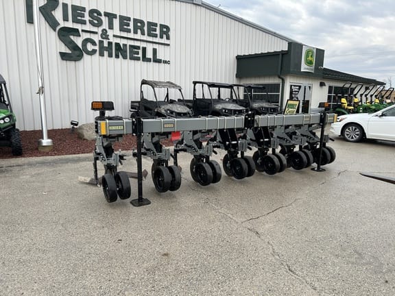 2023 Hiniker 6000 Equipment Image0