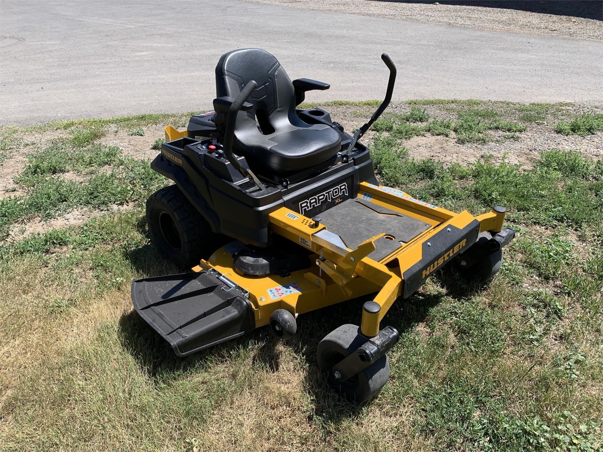 2023 Hustler Raptor XL Equipment Image0