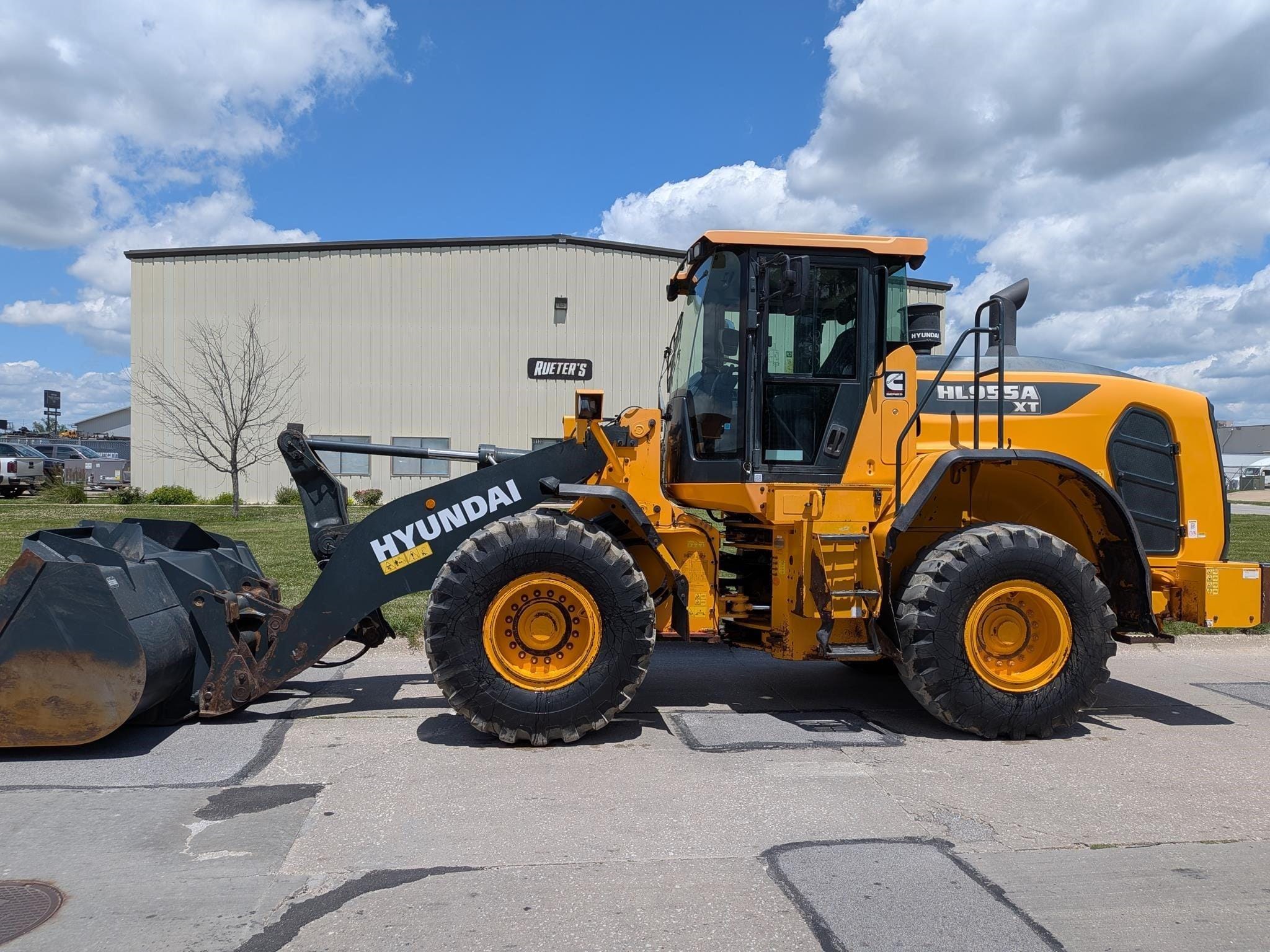 2023 Hyundai HL955AXT Equipment Image0
