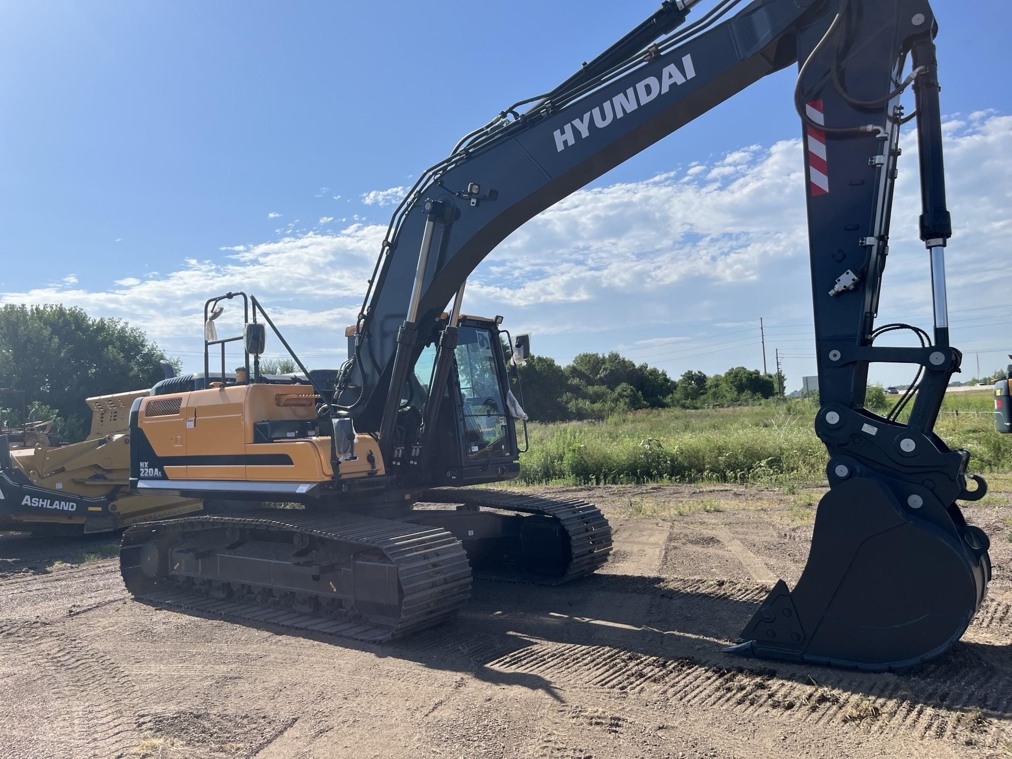 2023 Hyundai HX220AL Equipment Image0