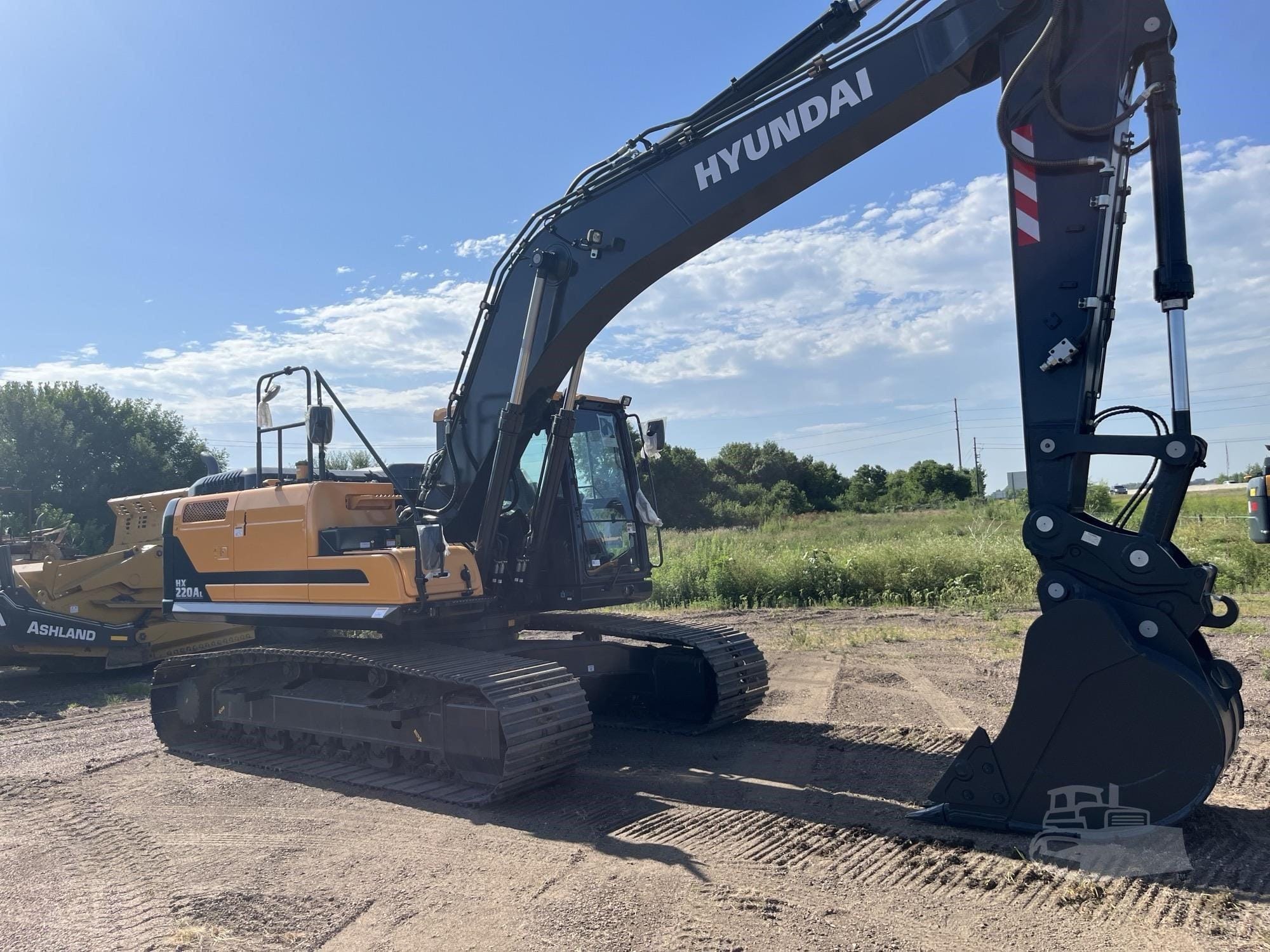 2023 Hyundai HX220AL Equipment Image0