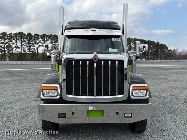 Image of International HX520 equipment image 1