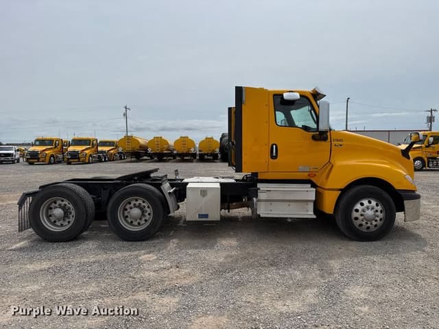 Image of International LT625 equipment image 3