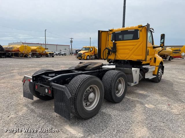 Image of International LT625 equipment image 4