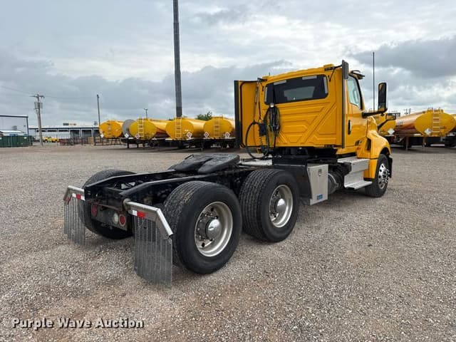 Image of International LT625 equipment image 4