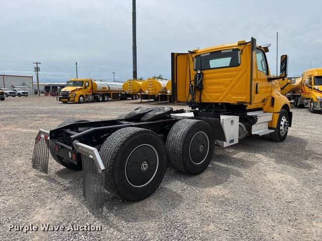 Image of International LT625 equipment image 4