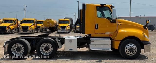 Image of International LT625 equipment image 3
