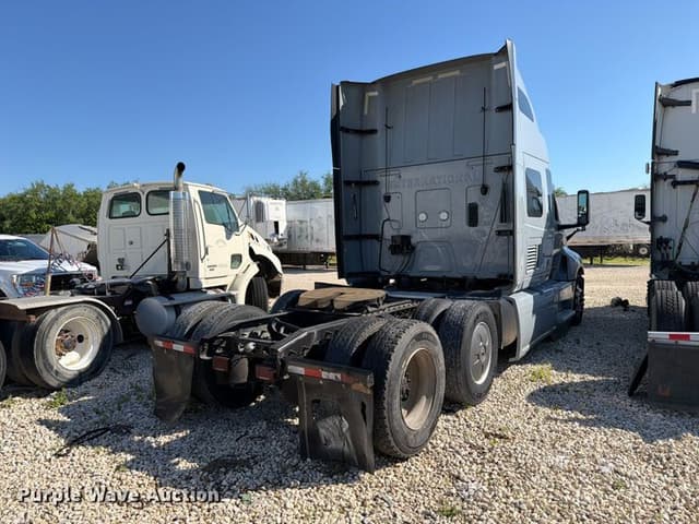 Image of International LT625 equipment image 4