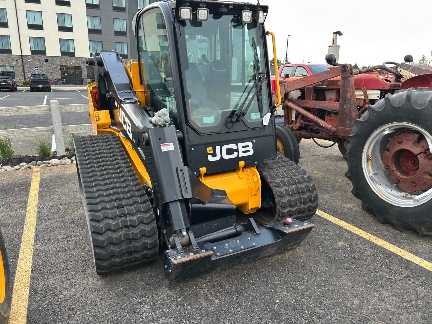 2023 JCB 270T Equipment Image0