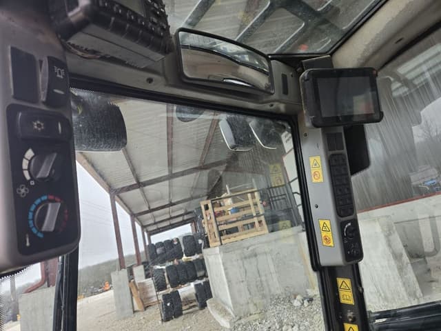 Image of JCB 3TS-8T equipment image 1