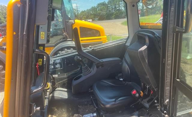 Image of JCB 3TS-8T equipment image 4